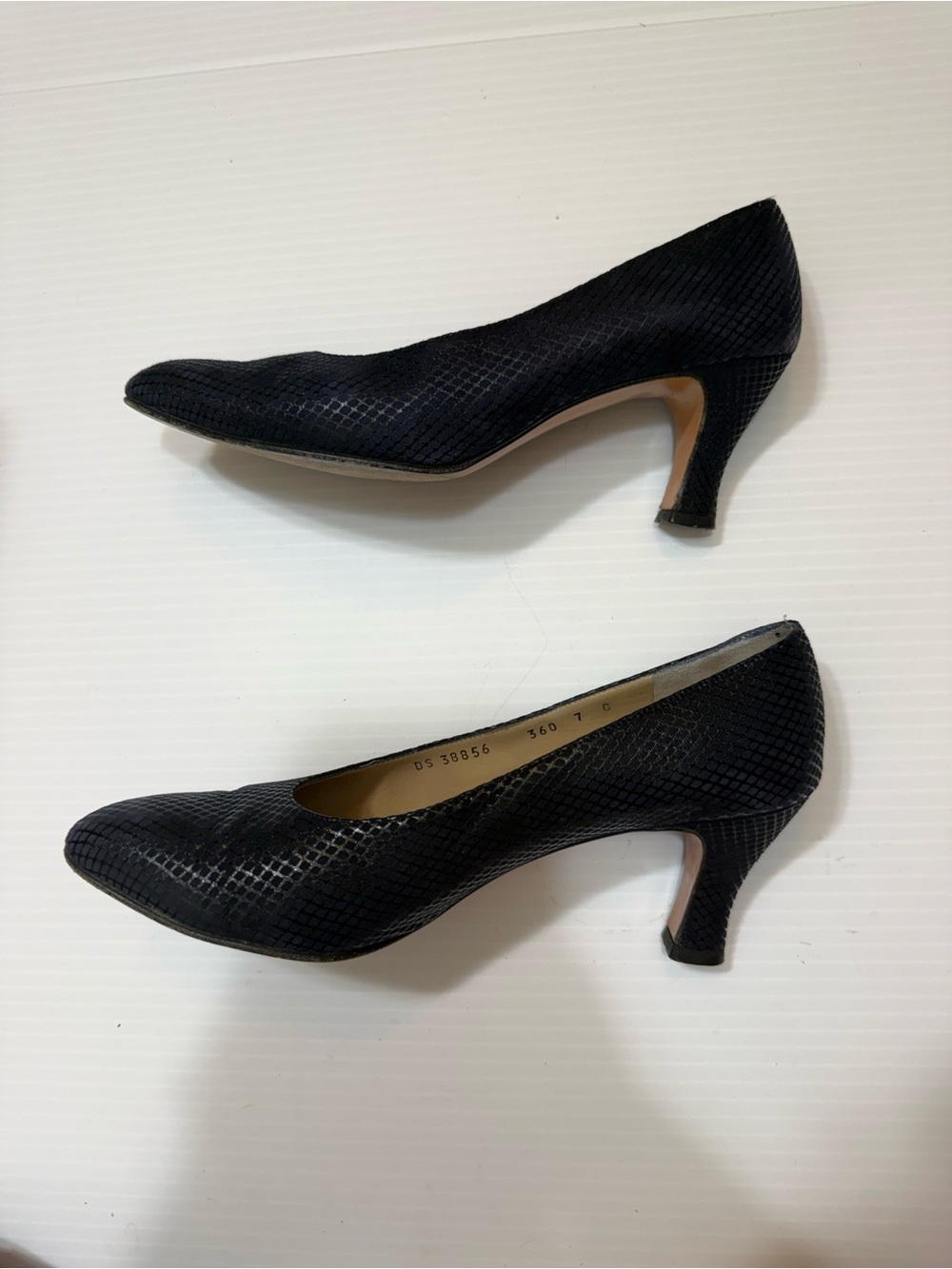 Ferragamo Black Textured Leather Pumps Size 7 - Picture 6 of 10